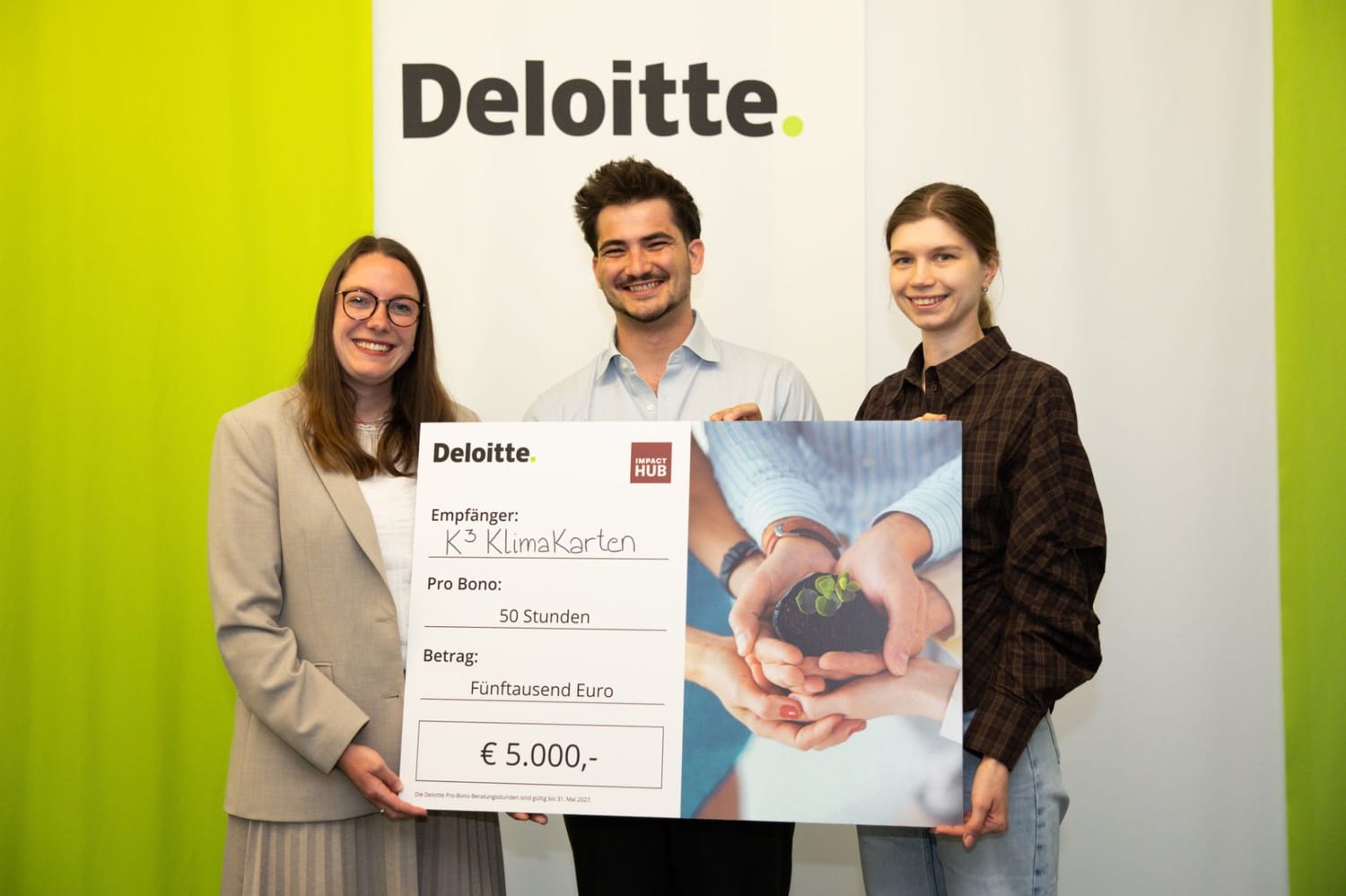 Übergabe des Deloitte GROW Pro-Bono-Schecks an Khoch3 KlimaKarten